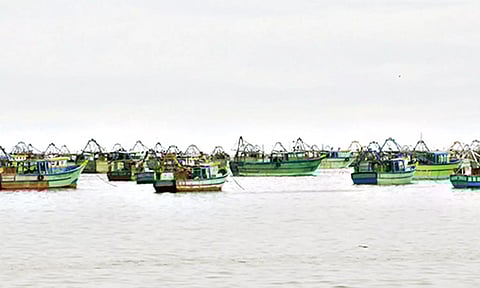 ராமேசுவரத்தில் பலத்த சூறைக்காற்று: மீனவர்கள் கடலுக்கு செல்ல தடை