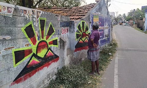 மேட்டுப்பாளையம் பகுதியில் உதயசூரியன் சின்னம் வரையும் பணி நடந்த காட்சி.