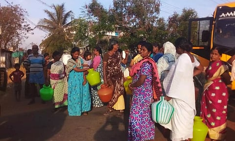 25 நாட்களாக குடிநீரின்றி தவிப்பு- காலிகுடங்களுடன் பெண்கள் சாலை மறியல்