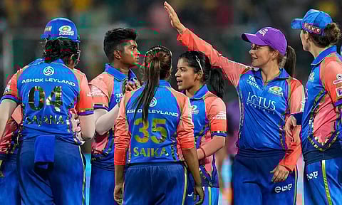 பெங்களூருவை வீழ்த்தி புள்ளி பட்டியலில் முதலிடத்தை பிடித்த மும்பை