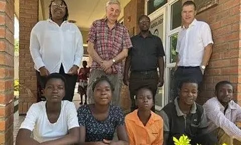 செவித்திறன் குறைபாட்டிற்கு சிகிச்சை அளிக்க 8000 கி.மீ. பறக்கும் இங்கிலாந்து மருத்துவர்கள்