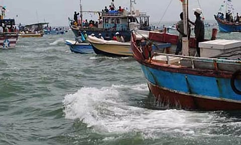 ராமேசுவரம்-மண்டபம் மீனவர்கள் எல்லை தாண்டி மீன்பிடிக்க செல்ல வேண்டாம்- மீனவர் நலத்துறை மீண்டும் எச்சரிக்கை