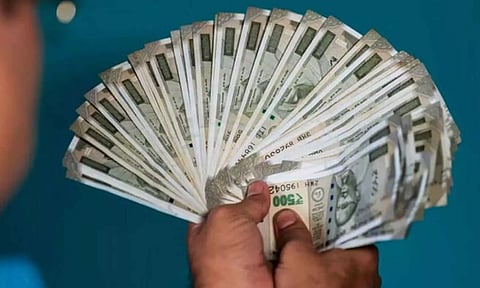 வரலாற்றில் முதல்முறையாக கேரளாவில் அரசு ஊழியர்களுக்கு தவணை முறையில் சம்பளம்