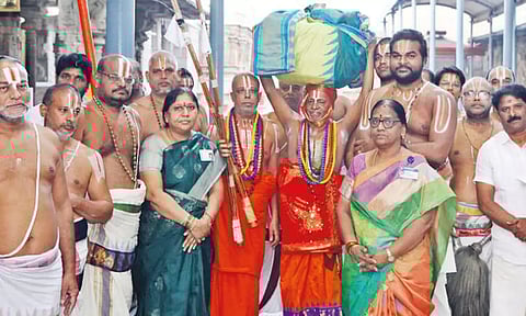 ஆண்டாள் சூடிக்கொடுத்த மாலைகள் மூலவர், உற்சவருக்கு அணிவிப்பு