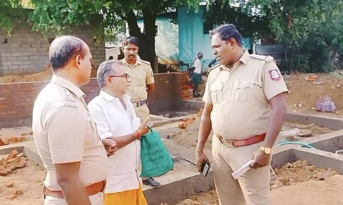 போலீஸ் நிலையம் கட்ட ஒதுக்கிய இடத்தில் வீடுகட்டிய நபர்