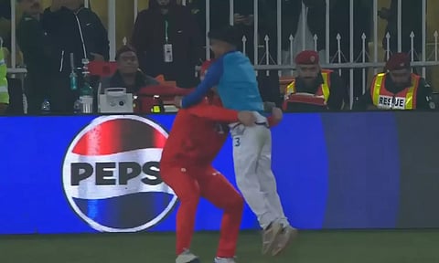 Ball Boy-ஐ கட்டிப்பிடித்து தூக்கிய கொலின் மன்றோ - எதற்கு?