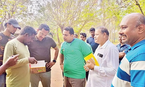 பறவை இனங்கள் கண்டறியப்பட்டு பதிவு செய்யும் பணி நடைபெற்ற போது எடுத்த படம்.