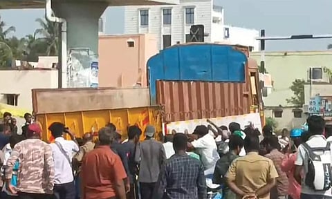 வேப்பம்பட்டில் ரெயில்வே கேட்டை கடந்த போது லாரி பழுதாகி நின்றதால் பரபரப்பு