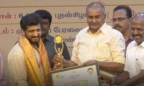 தனி ஒருவனுக்கு சிறந்த கதையாசியருக்கான விருது