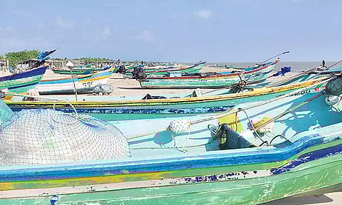 வேதாரண்யம் பகுதியில் பைபர் படகு மீனவர்கள் 9-வது நாளாக வேலை நிறுத்தம்