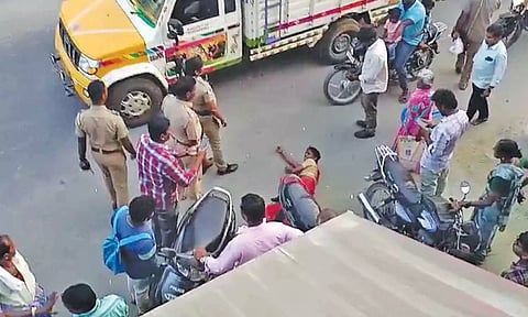 போச்சம்பள்ளியில் மதுபோதையில் பெண் ரகளை ஈடுபடுவதை படத்தில் காணலாம்.