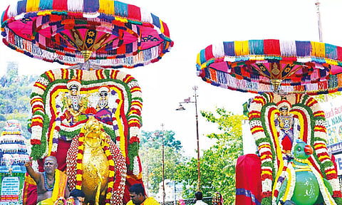 காளஹஸ்தியில் ஹம்ச, சேஷ வாகனங்களில் ஸ்ரீகாளஹஸ்தீஸ்வரர் உலா