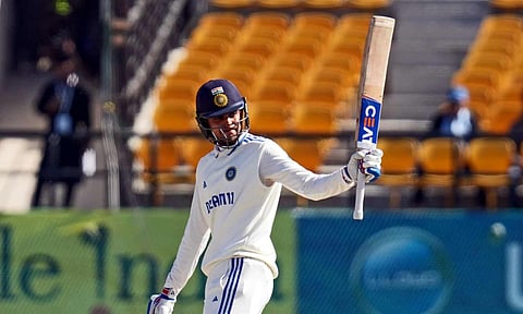 தரம்சாலா டெஸ்ட்: அரைசதம் விளாசிய கில்- சதத்தை நோக்கி ரோகித் சர்மா