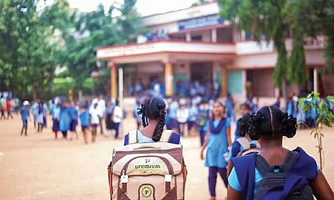 அசோக்நகர் அரசு பள்ளியில் குழந்தைகளை சேர்க்க வரிசையில் காத்து நின்ற பெற்றோர்கள்