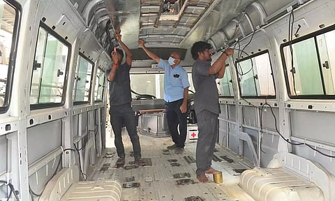 சுழலும் இருக்கை-நவீன கேமிராக்களுடன் தயாராகும் பிரசார வாகனங்கள்- தயாரிப்பு பணி தீவிரம்