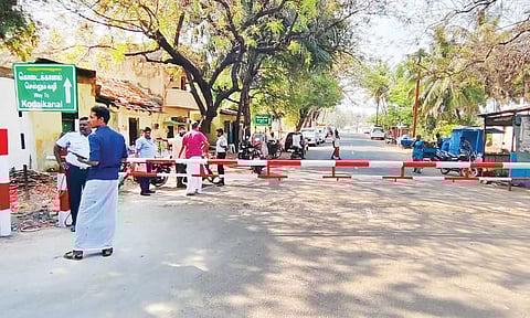 கொடைக்கானலில் இருந்து பழனிக்குள் வரும் பாதையில் அமைக்கப்பட்டுள்ள தற்காலிக தடுப்பு.