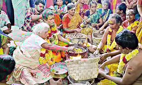 மகாசிவராத்திரியை முன்னிட்டு கொதிக்கும் நெய்யில் வெறும் கைகளால் அப்பம் சுட்ட மூதாட்டி