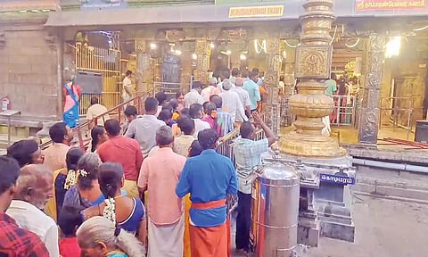 காரைக்கால் சனீஸ்வரர் கோவிலில் விடிய விடிய பக்தர்கள் தரிசனம்