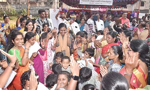 பழங்குடியின பெண்களுடன் நடனமாடி மகளிர் தினத்தை கொண்டாடிய கலெக்டர்