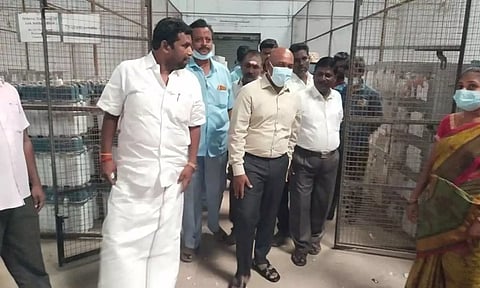  கலெக்டர் பழனி பார்வையிட்ட போது எடுத்தப்படம். 