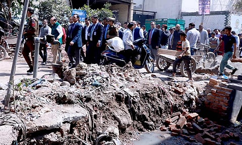 மக்கள் சந்திக்கும் பிரச்சனைகளை சுட்டிக்காட்டிய கவர்னர்: ஆம் ஆத்மியின் செயலற்ற தன்மை என விமர்சனம்