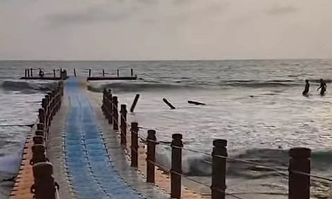 கேரளாவில் மிதக்கும் பாலம் உடைந்து விபத்து- இருவர் கவலைக்கிடம்
