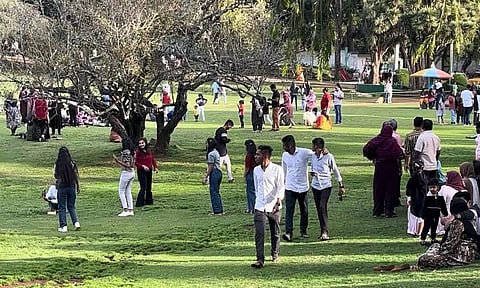 கோடை வெயில் சுட்டெரிப்பதால் ஊட்டியில் குவியும் சுற்றுலா பயணிகள்