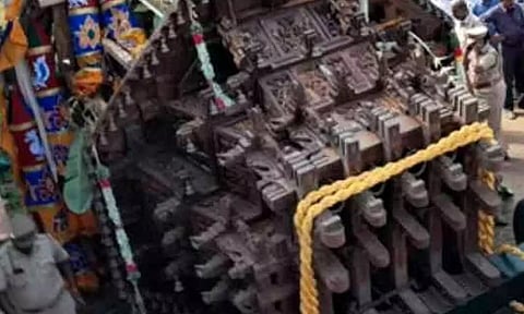 ஆந்திராவில் பிரமாண்ட தேர் கவிழ்ந்து 2 பேர் படுகாயம்