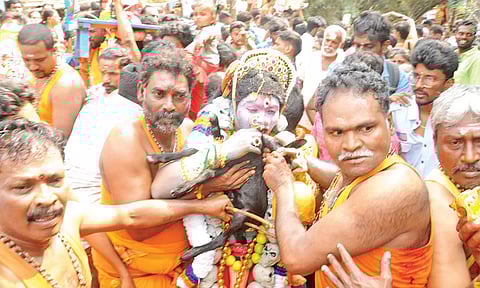 சேலத்தில் மயான கொள்ளை நிகழ்ச்சி: பக்தர்கள் ஆக்ரோஷமாக ஊர்வலம்