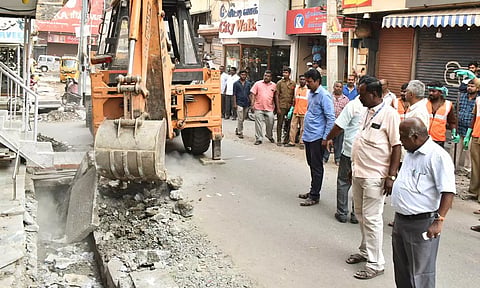 ஈரோடு மாநகராட்சி பகுதிக்குட்பட்ட கடை வீதிகளில் ஆக்கிரமிப்புகள் அகற்றம்