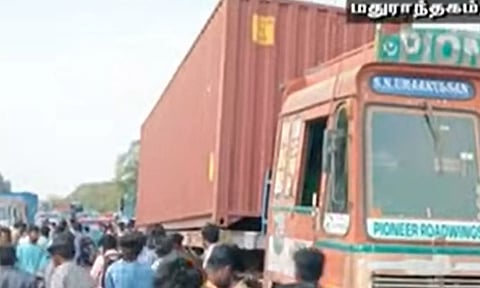 படிக்கட்டில் தொங்கியபடி பயணம்- லாரி மீது பஸ் உரசியதால் 3 மாணவர்கள் உடல் நசுங்கி பலி