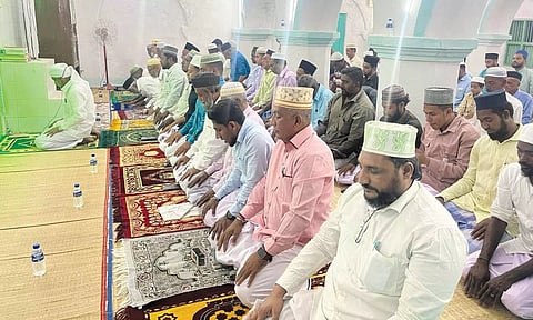 நாகூர் ஆண்டவர் தர்காவில் இஸ்லாமியர்கள் சிறப்பு தொழுகையில் ஈடுபட்ட காட்சி.