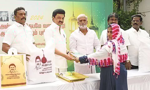 கொளத்தூர் தொகுதியில் முஸ்லீம்களுக்கு ரமலான் நோன்பு அரிசி, துணிமணிகள்: மு.க.ஸ்டாலின் வழங்கினார்