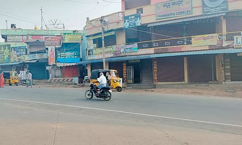யானைகள் தாக்கி விவசாயிகள் உயிரிழப்பை தடுக்க வலியுறுத்தி தாளவாடியில் கடைகள் அடைப்பு