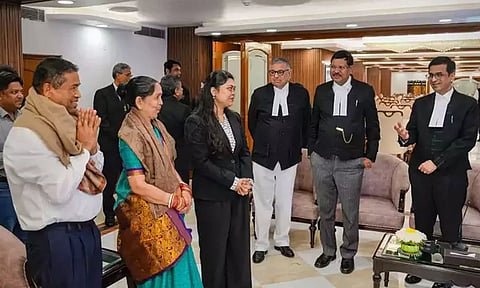 அமெரிக்காவில் சட்டம் படிக்க போகும் சமையல்காரர் மகள்: உச்ச நீதிமன்ற தலைமை நீதிபதி பாராட்டு