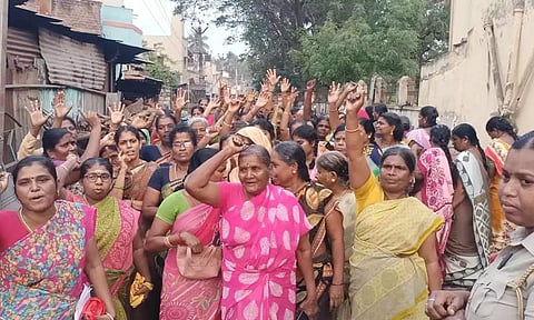 பள்ளி சீருடை தைக்க கூடுதல் நெருக்கடி: அதிகாரிகளை கண்டித்து தையல் தொழிலாளர்கள் போராட்டம்