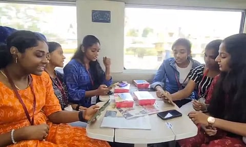 வந்தே பாரத் ரெயிலில் பாட்டு பாடிய பெண்கள்