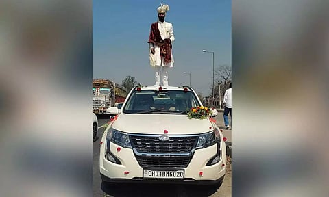 திருமண நாளில் காரில் சிலை போல் நின்று சாகசம் செய்த மணமகன்