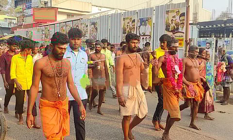 பழனியில் பங்குனி உத்திரத்தையொட்டி தீர்த்தம் எடுத்து வரும் பக்தர்கள்