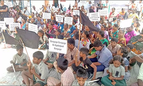 பட்டா வழங்கக்கோரி வீடுகளில் கருப்புக்கொடி கட்டி மக்கள் உள்ளிருப்பு போராட்டம்