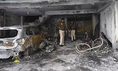 டெல்லியில் அடுக்குமாடி குடியிருப்பில் தீவிபத்து- 4 பேர் உடல் கருகி பலி
