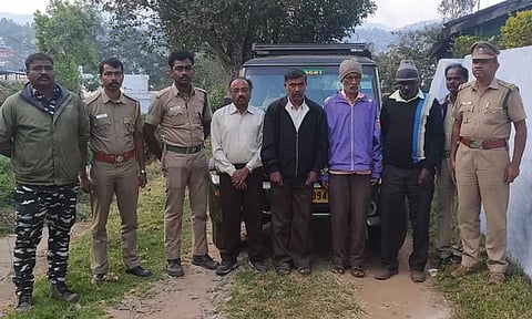 குன்னூர் தோட்டத்தில் குப்பைகளை எரித்ததால் பரவியது: தீ விபத்துக்கு காரணமான 4 பேர் கைது