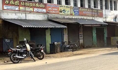 ஸ்ரீவைகுண்டம் பஜார் பகுதியில் கடைகள் அடைக்கப்பட்டு இருப்பதை காணலாம்.