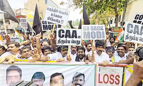 பிரதமர் மோடிக்கு எதிராக கருப்பு கொடி போராட்டம்: 160 பேர் கைது