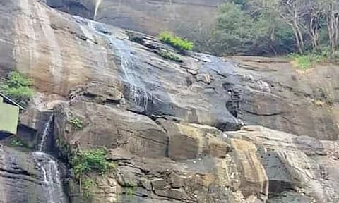 தென்காசி மாவட்டத்தில் சுட்டெரிக்கும் வெயிலால் வறண்ட குற்றால அருவிகள்