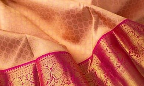 நோயாளிகளை காத்திருக்க வைத்து மும்முரமாக சேலை விற்பனையை பார்க்க சென்ற செவிலியர்கள்