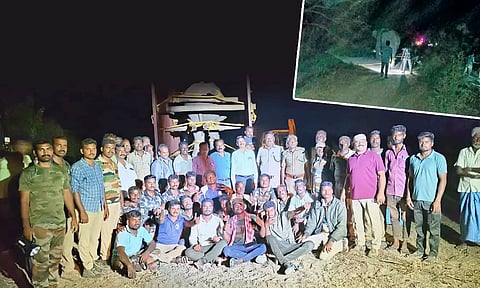 பிடிப்பட்ட யானையுடன் வனத்துறையினரும், அதற்கு உதவிய வத்தல்மலை அடிவார கிராம மக்களையும் படத்தில் காணலாம்.