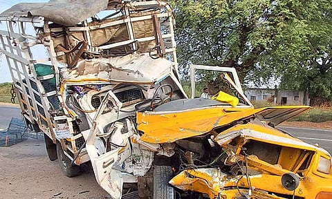 விருத்தாசலம் அருகே லாரி மீது மினி லாரி மோதி டிரைவர் பலி- 2 பேர் படுகாயம்