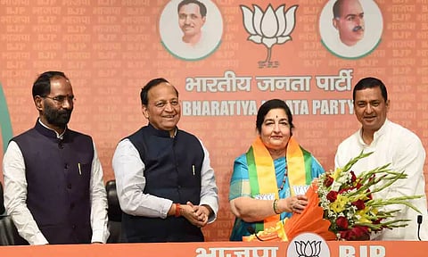 பிரபல பாலிவுட் பாடகி அனுராதா பட்வால் பாஜகவில் இணைந்தார்