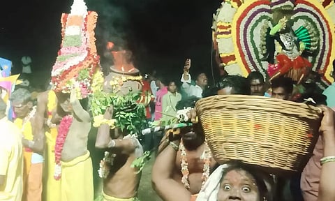 பழமை வாய்ந்த கோயிலில் பாரம்பரிய திருவிழா- காய்கனிகள், தானியங்களை இறைத்து வேண்டுதல்கள் நிறைவேற்றம்